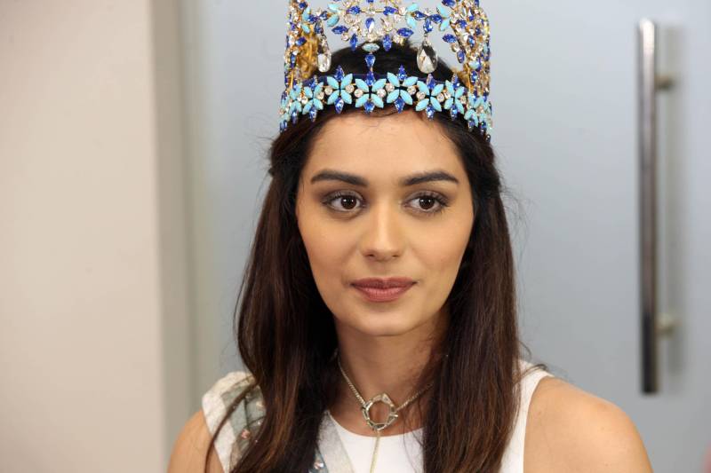 Há seis anos, o combate à hanseníase é a causa escolhida pela organização do Concurso Miss Mundo para ser trabalhada pelas eleitas no certame de beleza. A atual dona da coroa, a indiana Manushi Chhillar (foto), e a atual Miss Brasil Mundo, Gabrielle Vilela, foram recebidas na manhã desta sexta-feira (20), em agenda institucional, pelo governador Simão Jatene e o secretário de Estado de Saúde Pública, Vitor Mateus. A comitiva está em Belém para a promoção de ações sociais de combate à doença. O encontro ocorreu no Palácio do Governo, na capital paraense. A programação do “Beleza com Propósito” no Brasil integra encontros com governantes e autoridades de outros Estados da Federação. Durante a semana, a comitiva foi recebida em São Paulo, no Palácio dos Bandeirantes, onde deu início à campanha do agasalho. Também foi a Brasília apoiar a Associação de Pais e Amigos dos Excepcionais do Distrito Federal (Apae-DF), sendo recebida pelo governador do Distrito Federal, Rodrigo Rollemberg.
FOTO: SIDNEY OLIVEIRA / AG. PARÁ
DATA: 20.04.2018
BELÉM - PARÁ <div class='credito_fotos'>Foto: Sidney Oliveira/Ag. Pará | <a href='/midias/2018/originais/e7cb83d6-8d51-4549-8f85-ab2944bec7ef.jpg' download><i class='fa-solid fa-download'></i> Download</a></div>