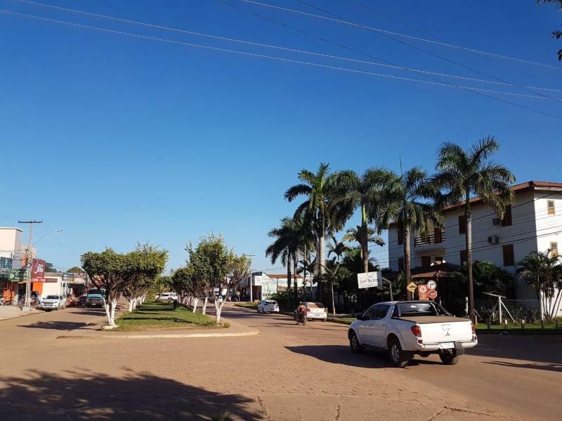 Técnicos das Secretarias Estaduais de Municípios Sustentáveis (Semsu) e de Gestão Estratégica (Seegest) estão no município de São Félix do Xingu (foto) para avaliar e alinhar as ações que estão sendo realizadas na implementação do projeto piloto dos Municípios Emblemáticos. A reunião com a equipe municipal foi realizada nesta terça-feira, 05, no auditório da Secretaria Municipal de Meio Ambiente (Semmas). O projeto de Município Emblemático congrega um reforço de ações previstas no Programa Municípios Sustentáveis (PMS) a fim de gerar cases que possam ser replicados em outras localidades. As ações foram definidas em parceria com as secretarias municipais que apontaram necessidades e propostas de desenvolvimento nos eixos social, ambiental e econômico, definidos a partir do workshop realizados em dezembro do ano passado, com os agentes realizadores do Estado e da Prefeitura Municipal.

FOTO: ASCOM / SEMSU
DATA: 05.06.2018
SÃO FÉLIX DO XINGU - PARÁ <div class='credito_fotos'>Foto: DANI FILGUEIRAS / ASCOM SEMSU   |   <a href='/midias/2018/originais/e7ce05d4-240e-4018-a34a-f3ebb859c67e.jpg' download><i class='fa-solid fa-download'></i> Download</a></div>