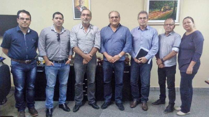A Secretaria de Estado de Transportes (Setran) e outros órgãos do governo do Estado participarão da Trans 2018 - VII Congresso e Feira Internacional de Transporte e Logística Sustentável da Amazônia, que ocorrerá em Belém, de 19 a 21 de junho, com o objetivo de promover a integração logística da Região Pan-amazônica junto ao Brasil e à comunidade logística internacional. O Secretário de Estado de Transportes, Kleber Menezes (3º da esq/dir), confirmou a Eduardo Carvalho (4º da esq/dir), presidente da Trans 2018 e do SINDARPA (Sindicato das Empresas de Navegação Fluvial e Lacustre e das Agências de Navegação do Estado do Pará), realizador do evento, o patrocínio do Governo do Estado, que terá um estande voltado à divulgação dos projetos que atraiam investidores internacionais ao Pará.

FOTO: ASCOM / SETRAN
DATA: 07.05.2018
BELÉM - PARÁ <div class='credito_fotos'>Foto: ASCOM SETRAN   |   <a href='/midias/2018/originais/e7cfbe60-3a8a-44d0-909d-0a96823fb5a5.jpg' download><i class='fa-solid fa-download'></i> Download</a></div>