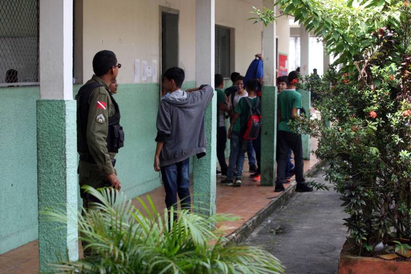 Trinta e oito agentes de segurança pública do Estado participam, no Instituto de Ensino de Segurança Pública do Pará (Iesp), de um curso de especialização da Companhia Independente de Policiamento Escolar (Cipoe). A capacitação começou no dia 26 de fevereiro e vai até 23 de março, com aulas de segunda a sexta, nos turnos da manhã e tarde. Os agentes de segurança estão sendo treinados para atuar na segurança junto às comunidades escolares do Estado. Este é o segundo curso que acontece para a qualificação do policiamento escolar do Comando de Policiamento Especializado, através da Companhia Independente de Policiamento Escolar (Cipoe). O primeiro foi em 2017, e qualificou 40 policiais. Na foto, policiamento na escola estadual Dom Pedro II.
FOTO: SIDNEY OLIVEIRA / AG. PARÁ
DATA: 13.03.2018
BELÉM - PARÁ <div class='credito_fotos'>Foto: Sidney Oliveira/Ag. Pará | <a href='/midias/2018/originais/e7d45c13-64a8-491d-8582-5bd60479c5ba.jpg' download><i class='fa-solid fa-download'></i> Download</a></div>