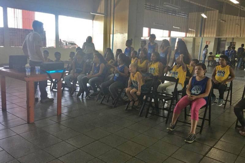 A Educação Ambiental foi um dos focos do evento em comemoração ao aniversário de 14 anos da Fundação Pro Paz, que aconteceu na manhã desta sexta-feira, 29, no Polo do Propaz nos Bairros-Mangueirão, localizado no Estádio Edgar Augusto Proença. Uma equipe de técnicos do Instituto de Desenvolvimento Florestal e da Biodiversidade (Ideflor-bio) apresentou aos estudantes (foto) atendidos pelo Programa o Projeto Ararajubas, que reintroduz a espécie de pássaros, nativa da região amazônica, nos céus de Belém. Na cidade, as Ararajubas já não eram mais avistadas desde meados dos anos 60, mas, após a reintrodução, já é possível vê-las voando por alguns pontos da capital paraense. A ação de educação ambiental apresentou esses pássaros, símbolo do Brasil por sua cor verde e amarela, aos estudantes do Propaz de Outeiro, que ficaram encantados com os bichos.
FOTO: ASCOM / IDEFLOR-BIO
DATA: 29.06.2018
BELÉM - PARÁ <div class='credito_fotos'>Foto: Ascom Ideflor-Bio | <a href='/midias/2018/originais/e7dc3aa0-5611-4fbf-bee0-cb37a213d300.jpg' download><i class='fa-solid fa-download'></i> Download</a></div>