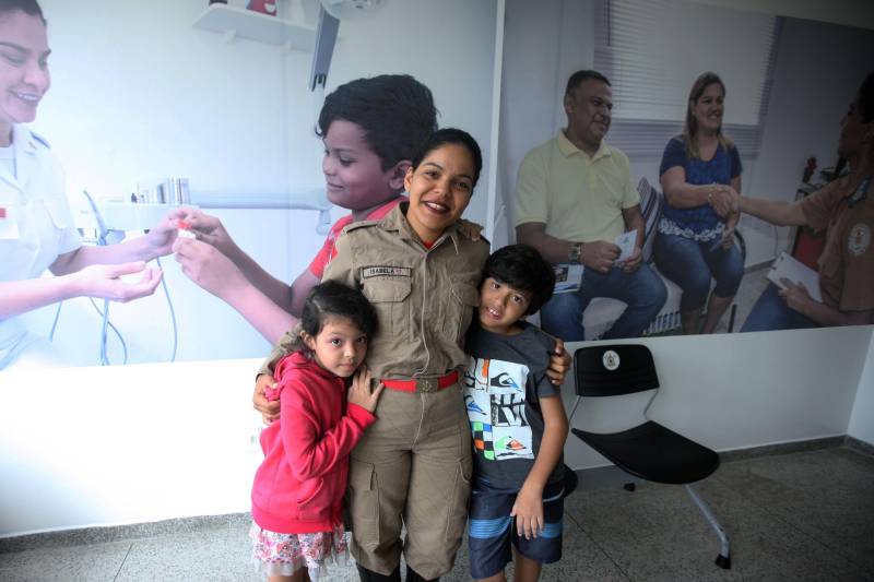 A pequena Ana Sophia, 7 anos (foto), ouve atentamente às instruções da major odontóloga Lilianne Oliveira de como escovar corretamente os dentes. Ao lado, a mãe, a cabo Isabela Lima, integrante do Corpo de Bombeiros Militar do Pará há 11 anos, comemora a oportunidade de levar seus filhos ao dentista sem precisar se ausentar do trabalho.
FOTO: THIAGO GOMES / AG. PARÁ
DATA: 13.04.2018
BELÉM - PARÁ
<div class='credito_fotos'>Foto: Thiago Gomes /Ag. Pará | <a href='/midias/2018/originais/e7de3a05-0ec0-49e3-be4a-d132354d964c.jpg' download><i class='fa-solid fa-download'></i> Download</a></div>