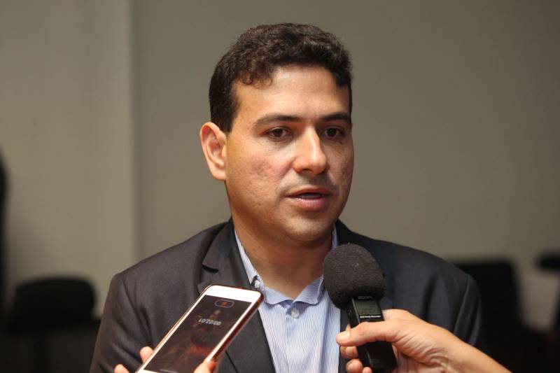 Governo do Estado, Agência de Cooperação Internacional do Japão (Jica) e Embaixada do Japão no Brasil assinaram no final da tarde desta sexta-feira a Ordem de Serviço que marca que marca o início das obras na Rodovia BR-316. As obras iniciam já na próxima segunda-feira.Com projeto arrojado, que trará grande reforma estrutural para a entrada da capital paraense, desde a rede de drenagem, até os chamados retoques finos, como paisagismo e moderna rede de iluminação pública em LED, abrange os municípios de Belém, Ananindeua e Marituba, em 10,8 km de extensão. As obras de reconstrução e requalificação incluem pistas com três faixas de rolagem nos dois sentidos, com pavimento flexível, uma faixa (em cada sentido) exclusiva para o BRT Metropolitano, duas ciclovias bidirecionais, gramado próximo à ciclovia para arborização, dois passeios para circulação de pedestres com 2,5m de largura, faixa de piso tátil e rampas de acessibilidade, de acordo com a legislação vigente, além de mobiliário urbano (bancos, lixeiras e abrigos em paradas de ônibus convencionais). Na foto, André Araújo, gerente de contrato da Odebrecht Engenharia e Construção.

FOTO: SIDNEY OLIVEIRA / AG. PARÁ
DATA: 07.12.2018
BELÉM - PARÁ <div class='credito_fotos'>Foto: Sidney Oliveira/Ag. Pará   |   <a href='/midias/2018/originais/e7e013f5-4a3e-483b-ad28-49ba8f455f2a.jpg' download><i class='fa-solid fa-download'></i> Download</a></div>