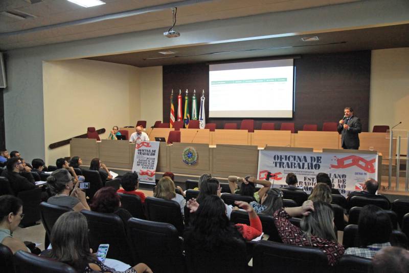 A Oficina de Trabalho da Comissão Estadual de Erradicação ao Trabalho Escravo (Coetrae, na foto), da Secretaria de Estado de Justiça e Direitos Humanos (Sejudh) começou na manhã desta quarta-feira, 25, no Auditório Aluysio Chaves, no Tribunal Regional do Trabalho da 8° Região, em Belém. O evento, que tem como principal objetivo a validação do Plano Estadual para a Erradicação do Trabalho Escravo do Pará (Peete/PA), segue até esta quinta-feira, 26, com a participação de diversas instituições governamentais e não governamentais que compõe a Coetrae, além de representações da sociedade civil de diversos municípios do Estado.
FOTO: WAGNER ALMEIDA / ASCOM SEJUDH
DATA: 25.04.2018
BELÉM - PARÁ <div class='credito_fotos'>Foto: Wagner Almeida/ Ascom Sejudh | <a href='/midias/2018/originais/e7e9ce2a-314a-45b5-bef1-d803c8ce2790.jpg' download><i class='fa-solid fa-download'></i> Download</a></div>