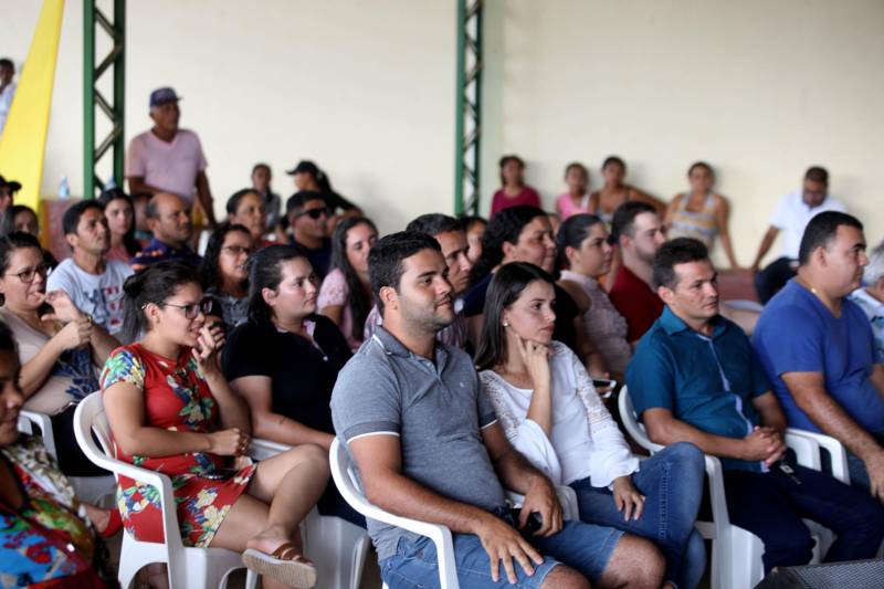 O Governo do Estado entregou (foto) na tarde desta sexta-feira (29), a ordem de serviço para a pavimentação de três quilômetros de vias no munícipio de Bonito, no Nordeste do Estado. O documento foi entregue pelo chefe do Núcleo de Governo, José Megale. O investimento na ordem de R$ 1,3 milhão faz parte dos esforços do Governo do Estado em levar mais qualidade de vida à população. A assinatura contou com a participação do presidente da Assembleia Legislativa do Estado (Alepa), deputado Márcio Miranda, e do deputado Milton Campos, que também entregou as chaves de uma retroescavadeira adquirida através de emenda parlamentar.
FOTO: SIDNEY OLIVEIRA / AG. PARÁ
DATA: 29.06.2018
BONITO - PARÁ <div class='credito_fotos'>Foto: Sidney Oliveira/Ag. Pará | <a href='/midias/2018/originais/e7f1d0e9-83fc-4840-ba71-a6a3abb481d2.jpg' download><i class='fa-solid fa-download'></i> Download</a></div>