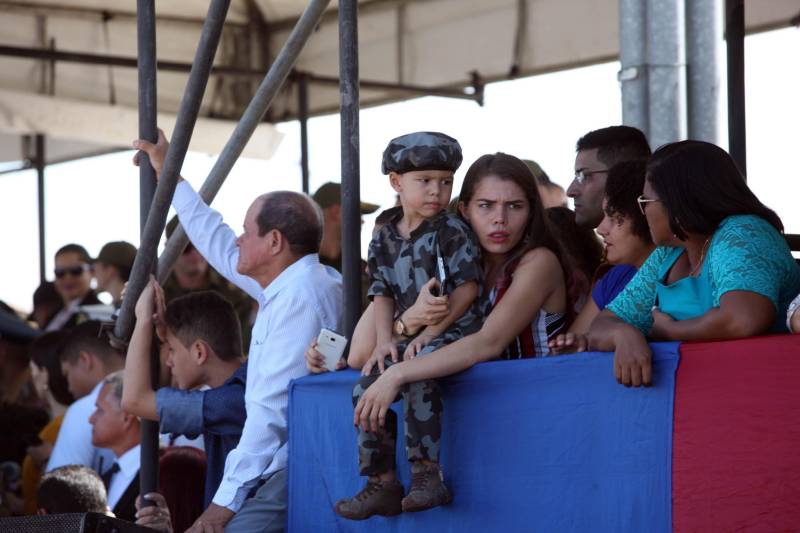 A cerimônia de formatura dos novos praças da Polícia Militar ocorreu na manhã desta segunda-feira (9), simultaneamente, em Belém e outros seis municípios paraenses: Santa Izabel, Castanhal, Barcarena, Capanema, Bragança e Tucuruí. Em Parauapebas, Marabá, Breves, Soure e Conceição do Araguaia, a formatura será celebrada na quinta-feira, dia 12. Na sexta-feira, dia 13, é a vez de Santarém, Altamira, Paragominas e Itaituba. O governador Simão Jatene presidiu a cerimônia de formatura no Portal da Amazônia, bairro da Cidade Velha, em Belém. Milhares de familiares dos formandos lotaram o espaço para entregar aos novos policiais militares seus diplomas de conclusão de curso.
FOTO: SIDNEY OLIVEIRA / AG. PARÁ
DATA: 09.07.2018
BELÉM - PARÁ <div class='credito_fotos'>Foto: Sidney Oliveira/Ag. Pará | <a href='/midias/2018/originais/e7f77020-0392-48df-a11b-9d27fab99f6a.jpg' download><i class='fa-solid fa-download'></i> Download</a></div>
