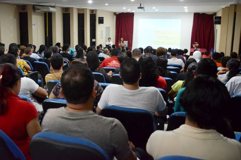 O I Circuito de Palestra do Ensino Profissionalizante promovido pela Escola Técnica Deodoro de Mendonça, em Belém, marcou o acolhimento dos alunos na abertura do ano letivo 2018. O evento foi realizado nesta semana, entre os dias 19 e 21, e trouxe ao debate temas como: Logística e Tecnologias, Gestão de Projetos, Inclusão Escolar, Empreendedorismo e Normas Educacionais. Todos recorrentes dos cursos profissionalizantes oferecidos pela instituição.Cerca de 700 estudantes participaram da programação que terminou com uma palestra da mestre em Educação e técnica do Serviço de Apoio à Micro e Pequenas Empresas (Sebrae-Pará), Isabelle Leite Elleres. Ela falou sobre Empreendedorismo e interagiu com a plateia para estimular diversos saberes, contribuindo para despertar nos estudantes o desejo de empreender, mas com planejamento prévio para maximizar resultados.
FOTO: FERNANDO NOBRE / ASCOM SEDUC
DATA: 22.02.2018
BELÉM - PARÁ <div class='credito_fotos'>Foto: FERNANDO NOBRE/ASCOM SEDUC | <a href='/midias/2018/originais/e7f8c9f6-9f10-4939-8814-e83533d9cb23.jpg' download><i class='fa-solid fa-download'></i> Download</a></div>