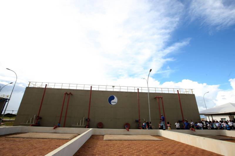 Nesta sexta-feira (06), um dia após completar 105 anos de emancipação, Marabá, município de forte vocação mineral e agrícola que o faz principal centro socioeconômico do sudeste paraense, recebeu importantes obras e serviços do Governo do Estado. Em destaque, investimentos na área da saúde, educação, saneamento básico e segurança. As cerimônias contaram com a presença do governador Simão Jatene, parlamentares, prefeitos da região, entre outras autoridades. A agenda de governo teve início com a entrega da Estação de Tratamento de Esgoto Sanitário (FOTO), um moderno sistema de saneamento básico com capacidade para atender de 86 mil habitantes. A primeira etapa da ETE representa um investimento de mais de R$ 117 milhões, parte com recursos do Programa de Aceleração do Crescimento (PAC), através de empréstimo junto ao FGTS no valor de R$ 78,20 milhões, e mais R$ 38,97 milhões do Tesouro do Estado.
FOTO: SIDNEY OLIVEIRA / AG. PARÁ
DATA: 06.04.2018
MARABÁ - PARÁ <div class='credito_fotos'>Foto: Agência Pará | <a href='/midias/2018/originais/e7fe8943-d321-4bde-9247-968c1b7b9907.jpg' download><i class='fa-solid fa-download'></i> Download</a></div>