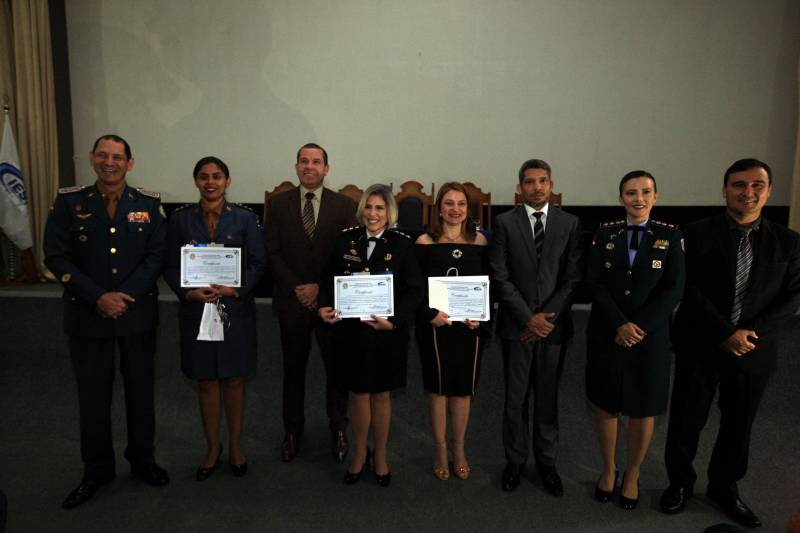 A Secretaria de Estado de Segurança Pública e Defesa Social (Segup), por meio do Instituto de Ensino de Segurança Pública (Iesp), realizou, nesta quarta-feira, 28, no auditório do Ciaba, as formaturas das turmas do Curso Superior de Polícia e Bombeiro Militar CSPBM/2018- Especialização em Gestão Estratégica e Defesa Social e dos cursos de Aperfeiçoamento de Oficiais- CAO/2018 da Polícia Militar do Pará e do Corpo de Bombeiros Militar do Pará- Especialização em Defesa Social em Cidadania.

FOTO: SIDNEY OLIVEIRA / AG. PARÁ
DATA: 28.11.2018
BELÉM - PARÁ <div class='credito_fotos'>Foto: Sidney Oliveira/Ag. Pará   |   <a href='/midias/2018/originais/e8067ad2-f235-450b-9252-79e20843de91.jpg' download><i class='fa-solid fa-download'></i> Download</a></div>
