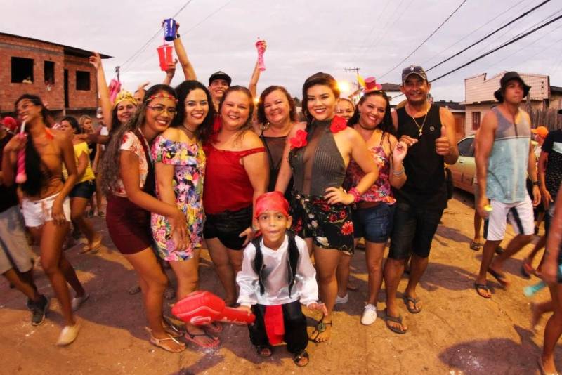 Tradição, história e simbolismo. Assim é a festa do Carnapauxis, realizado todos os anos no município de Óbidos, na região Oeste. O carnaval obidense é patrimônio cultural do estado do Pará e foi construído com identidade própria por meio de figuras e personagens históricos. A programação oficial iniciou na última quarta-feira (7), e prossegue até a quarta-feira de cinzas (14). Assim como a colonização de Óbidos, o Carnapauxis tem traços da origem portuguesa, principalmente por conta das alegorias e das máscaras. Esse adereço é símbolo do carnaval, através do Mascarado Fobó, onde as pessoas se vestem com um macacão colorido bem folgado, que chamam de "dominó", máscaras de papelão, feitas por alguns artesãos da cidade e capacete feito de cartolina e tiras de papel colorido, bexiga de boi, apito e pó.
FOTO: SAMUEL ALVARENGA / SECOM
DATA: 11.02.2018
ÓBIDOS - PARÁ <div class='credito_fotos'>Foto: ASCOM / PREFEITURA DE ÓBIDOS | <a href='/midias/2018/originais/e81afa56-7b5e-473c-b8c1-631d116aa43b.jpg' download><i class='fa-solid fa-download'></i> Download</a></div>