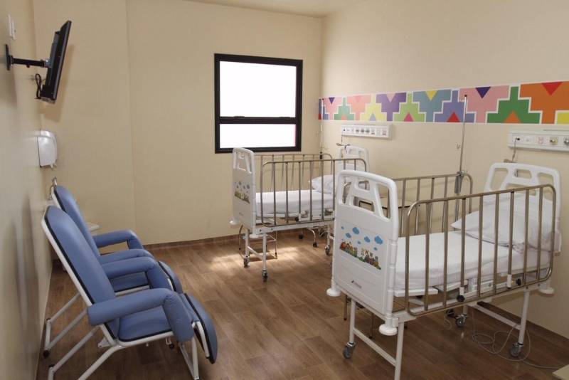 Neste domingo (30), às 11 horas, o governador Simão Jatene realiza uma visita às instalações do novo “Abelardo Santos” (foto), em Icoaraci. O prédio possui 10 andares e tem capacidade de atendimento para ser o maior hospital público da Região Metropolitana de Belém, beneficiando cerca de 1,2 milhão de pessoas. O hospital terá diversas especialidades, como clínica pediátrica, cirúrgica, médica e de traumatologia, terapia renal, unidade de transplante, maternidade, unidade de tratamento intensivo (UTI) infantil e adulto, centro cirúrgico com oito salas, laboratório de análise clínicas, serviço de reabilitação e centro de diagnóstico por imagem, que fará exames mais completos de mamografia, ressonância magnética e tomografia computadorizada.

FOTO: CRISTINO MARTINS / AG. PARÁ
DATA: 29.12.2018
ICOARACI - PARÁ <div class='credito_fotos'>Foto: Cristino Martins/Ag. Pará   |   <a href='/midias/2018/originais/e8297521-8b95-4cf5-be4f-f03af64f000f.jpg' download><i class='fa-solid fa-download'></i> Download</a></div>