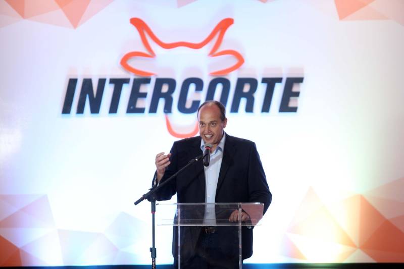 Segundo Maurício Fraga (foto), presidente da Associação de Criadores do Pará, a relação entre os elos da cadeia produtiva era difícil e, com a fundação da Acripará e por meio do apoio da União Nacional da Indústria e Empresas da Carne (Uniec), começaram as articulações para o desenvolvimento da Aliança Paraense da Carne. A iniciativa foi formalizada durante a abertura do evento.

FOTO: THIAGO GOMES / AG. PARÁ
DATA: 21.05.2018
MARABÁ - PARÁ <div class='credito_fotos'>Foto: Thiago Gomes /Ag. Pará   |   <a href='/midias/2018/originais/e829db8c-ad89-4d20-af8d-af3386ed0bb7.jpg' download><i class='fa-solid fa-download'></i> Download</a></div>