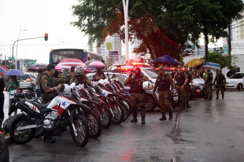 Na tarde de ontem, a Polícia Militar deflagrou a Operação “Polícia nas Ruas” (foto), o que levou um reforço de policiamento a oito bairros da capital. A partir das 16h, cerca de 80 militares de diversos batalhões, subordinados ao Comando de Policiamento da Capital I (CPC I), atuaram no incremento da segurança em toda a área do 2º Batalhão de Polícia Militar (2º BPM). Na Operação foram utilizadas sete viaturas e 25 motocicletas que, segundo o major Diógenes Braga, subcomandante do 2º BPM e comandante da Operação, serviram para dar apoio direto aos policiais que foram divididos no policiamento a pé, em pontos estratégicos dos bairros.
FOTO: THIAGO GOMES / AG. PARÁ
DATA: 05.05.2018
BELÉM - PARÁ <div class='credito_fotos'>Foto: Thiago Gomes /Ag. Pará | <a href='/midias/2018/originais/e82b954f-f118-46f4-a34b-eeabf1eb844d.jpg' download><i class='fa-solid fa-download'></i> Download</a></div>