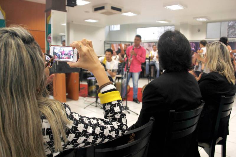 Cerca de 60 internos que cumprem medida socioeducativa na Fundação de Atendimento Socioeducativo do Pará (Fasepa) e egressos do sistema apresentaram ao público nesta sexta-feira (30), na Casa de Plácido, em Belém, o resultado de algumas ações artística, culturais e culinárias que foram desenvolvidas por eles ao longo deste ano de 2018. A 4ª Mostra de Talentos contou com apresentações musicais, dança, teatro, poesia, além de exposições fotográficas, artesanato e venda de produtos feito pelos próprios socioeducandos, sob orientação da equipe de arte-educadores da Fundação, buscando garantir a reinserção e a participação social dos internos durante e ao término da medida  ocioeducativa.

FOTO: ASCOM FASEPA
DATA: 30.11.2018
BELÉM - PARÁ <div class='credito_fotos'>Foto: ASCOM / FASEPA   |   <a href='/midias/2018/originais/e82d894c-3eba-40ee-a6ff-0bd4f14f598a.jpg' download><i class='fa-solid fa-download'></i> Download</a></div>