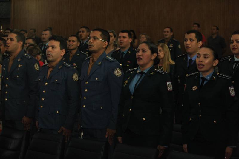A Secretaria de Estado de Segurança Pública e Defesa Social (Segup), por meio do Instituto de Ensino de Segurança Pública (Iesp), realizou, nesta quarta-feira, 28, no auditório do Ciaba, as formaturas das turmas do Curso Superior de Polícia e Bombeiro Militar CSPBM/2018- Especialização em Gestão Estratégica e Defesa Social e dos cursos de Aperfeiçoamento de Oficiais- CAO/2018 da Polícia Militar do Pará e do Corpo de Bombeiros Militar do Pará- Especialização em Defesa Social em Cidadania.

FOTO: SIDNEY OLIVEIRA / AG. PARÁ
DATA: 28.11.2018
BELÉM - PARÁ <div class='credito_fotos'>Foto: Sidney Oliveira/Ag. Pará   |   <a href='/midias/2018/originais/e832a1b4-d642-416e-b3d3-dbf346a4098d.jpg' download><i class='fa-solid fa-download'></i> Download</a></div>