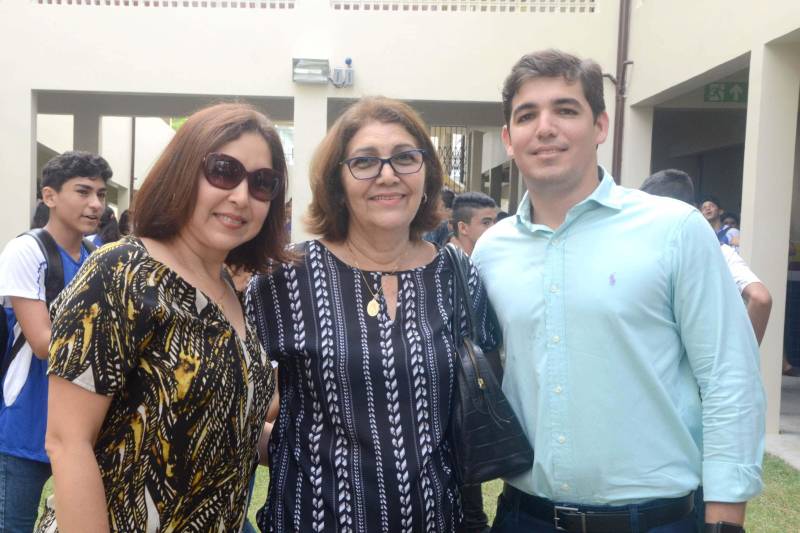 O Distrito de Icoaraci, em Belém, ganhou mais uma escola. Nesta sexta-feira (15), a Secretaria de Estado de Educação (Seduc) inaugurou a obra da Escola Estadual de Ensino Fundamental e Médio Professor Jorge Lopes Raposo. Construída integralmente, a unidade faz parte de um pacote de mais de 100 projetos de novas escolas, reformas e ampliações que a Seduc está executando em 53 municípios. A obra concluída foi recebida como fator motivacional de novo posicionamento da escola no Índice de Desenvolvimento da Educação Básica (Ideb). A inauguração reuniu a comunidade escolar e se transformou numa festa que congregou alunos, professores, dirigentes e os gestores da Seduc, liderados pela secretária Ana Claudia Serruya Hage. Na foto, Marilene Raposo (c), viúva do patrono da escola.
FOTO: ELISEU DIAS / ASCOM SEDUC
DATA: 15.06.2018
BELÉM - PARÁ <div class='credito_fotos'>Foto: Eliseu Dias / Ascom Seduc | <a href='/midias/2018/originais/e8332c67-fcbf-4293-96bf-2d67a6794ec9.jpg' download><i class='fa-solid fa-download'></i> Download</a></div>