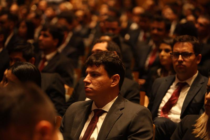 O Pará vai voltar a ter um delegado de polícia para cada município. A posse de 149 novos delegados da Polícia Civil, que aconteceu nesta segunda-feira (26) no Teatro Maria Sylvia Nunes, na Estação das Docas, vai garantir, com sobras, a cobertura completa dos 144 municípios do estado. Aprovados em concurso público, os novos delegados concluíram o curso de Formação da Polícia Civil do Pará no dia 15 deste mês. O curso foi o primeiro do Brasil a incluir sete disciplinas inéditas: Oratória, Atuação Policial frente aos Grupos Vulneráveis, Relacionamento com a Imprensa e Mídias Sociais, Abordagem Psicopatológica do Crime e da Violência, Investigação Financeira no Enfrentamento ao Crime de Lavagem de dinheiro, Noções Básicas de Enfrentamento às Fraudes Veiculares e Linguagem Brasileira de Sinais. O concurso aprovou ainda 300 investigadores, 180 escrivães e 20 papiloscopistas. Os novos policiais civis passaram por quatro meses de formação técnica e profissional na Acadepol. Com a nomeação, o próximo passo será a lotação dos novos servidores públicos nas unidades de Polícia Civil do estado, quando eles saberão em qual região do Pará trabalharão inicialmente.
FOTO: SYDNEY OLIVEIRA / AG. PARÁ
DATA: 26.02.2018
BELÉM - PARÁ <div class='credito_fotos'>Foto: Sidney Oliveira/Ag. Pará | <a href='/midias/2018/originais/e83504fd-f4a1-4cbf-aeb3-068beaf78972.jpg' download><i class='fa-solid fa-download'></i> Download</a></div>