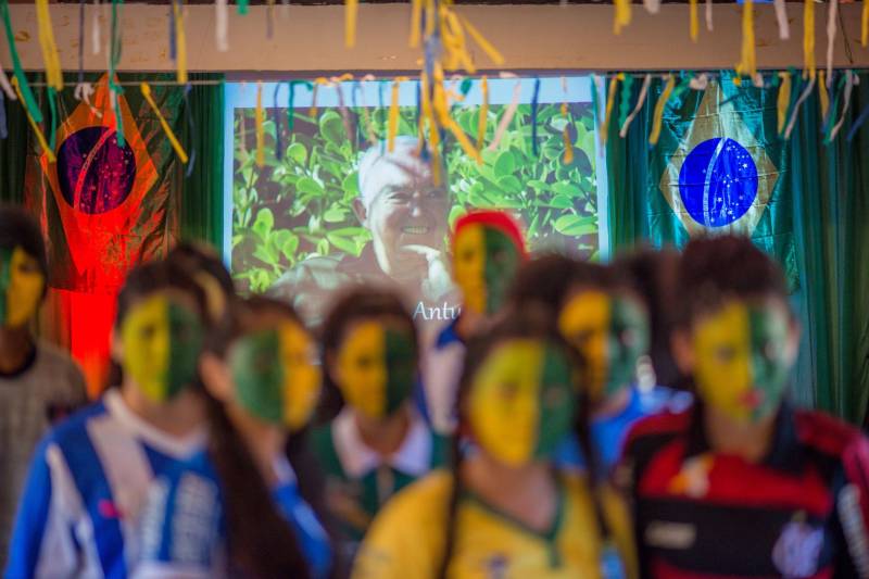 Alunos da Escola Estadual Cônego Batista Campos, localizada no bairro da Cabanagem, umas das áreas com maior vulnerabilidade social da Região Metropolitana de Belém, tiveram uma manhã diferente nesta quinta-feira, 7. Eles receberam o educador e escritor paulista Celso Antunes, convidado e homenageado do Sarau Literário (foto), com performances inspiradas na obra “Sala de Aula e Futebol”. O Sarau Literário é resultado da parceria do projeto Livro Solidário coordenado pela Imprensa Oficial do Estado (IOE) com a Secretaria de Estado de Cultura (Secult), como parte integrante da programação da 22ª Pan-Amazônica do Livro. O evento tem apoio do Núcleo de Articulação e Cidadania (NAC).
FOTO: FERNANDO SETTE CÂMARA / ASCOM IOE
DATA: 07.06.2018
BELÉM - PARÁ <div class='credito_fotos'>Foto: FERNANDO SETTE CÂMARA / ASCOM IOE | <a href='/midias/2018/originais/e8381b4c-df41-4eff-91d3-861c813181ea.jpg' download><i class='fa-solid fa-download'></i> Download</a></div>