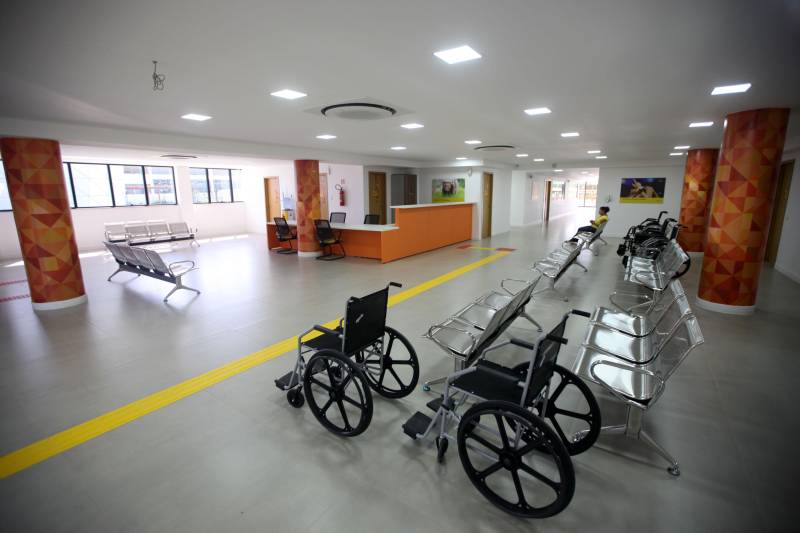 O Pará ganha, a partir desta quarta-feira, 30, o primeiro Centro Integrado de Inclusão e Reabilitação da região Norte. Localizado na rodovia Arthur Bernardes, em Belém, às margens da Baía do Guajará, o Centro Integrado de Inclusão e Reabilitação – CIIR, está instalado em uma área total de mais de 40 mil metros quadrados. O Centro é diferente de outros que já existem no país por integrar vários serviços em um único local. A obra foi iniciada em março de 2014 e está orçada em mais de R$ 32 milhões, recursos do tesouro estadual. O CIIR faz parte das ações previstas pelo Governo do Estado ampliando os serviços já oferecidos pela Secretaria de Estado de Saúde Pública (Sespa). A inauguração do Centro será às 16h30. O CIIR vai agregar, em um único espaço, assistência médica, odontológica, reabilitação, capacitação, oficinas para produção de próteses e serviço de apoio e diagnósticos em crianças, jovens e adultos com deficiência no Estado do Pará. No CIIR vai funcionar um Centro Especializado em Reabilitação (CER IV) para usuários com deficiência auditiva, física, intelectual e visual; uma oficina ortopédica fixa e um Centro de Especialidades Odontológicas (CEO II).
FOTO: THIAGO GOMES / AG. PARÁ
DATA: 25.05.2018
BELÉM - PARÁ <div class='credito_fotos'>Foto: Thiago Gomes /Ag. Pará | <a href='/midias/2018/originais/e838424d-9a5f-4b9d-b121-ad00399ec142.jpg' download><i class='fa-solid fa-download'></i> Download</a></div>