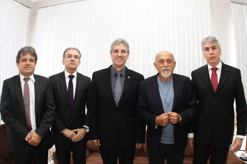 O governador Simão Jatene recebeu, na tarde desta terça-feira (6), o corregedor nacional do Ministério Público, Orlando Rochadel Moreira. O encontro ocorreu no Palácio do Governo, em Belém, e faz parte da agenda de visitas institucionais da semana de correição-geral realizada pela Corregedoria Nacional do MP no Pará. Durante o encontro, o governador falou sobre as peculiaridades do Estado, que possui dimensões continentais. Ele também ressaltou a importância da aproximação com a população e da adoção de valores fundamentais para a transformação da sociedade, como a ética. A opinião também foi compartilhada pelo corregedor, que destacou ainda a importância das instituições para o Ministério Público e, principalmente, para a população que mais precisa. “Prezamos o respeito entre as instituições e queremos cada vez mais nos aproximar do MP brasileiro e estabelecer parcerias, assim como da população. Essa situação é fundamental para a melhoria dos serviços prestados a todos. Temos que fazer parte da solução e não dos problemas”, destacou o corregedor nacional. Na foto (e/d), Reinaldo Reis, Ophir Cavalcante Jr.,Orlando Rochadel Moreira, o Governador Simão Jatene e Gilberto Valente Martins.
FOTO: CRISTINO MARTINS / AG PARÁ
DATA: 06.03.2018
BELÉM - PARÁ <div class='credito_fotos'>Foto: Cristino Martins/Ag. Pará | <a href='/midias/2018/originais/e8385e54-289c-4a2d-bbbd-275d4e5c9010.jpg' download><i class='fa-solid fa-download'></i> Download</a></div>