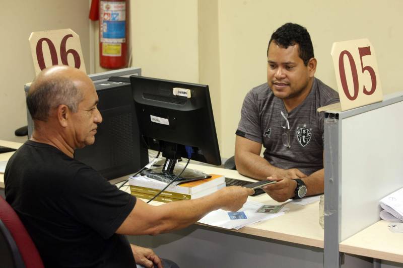 A melhor maneira de homenagear o Dia do Trabalhador é reforçar a importância dos profissionais para a economia do Estado e apoiar os que precisam de orientação para entrada no mercado de trabalho. Para tanto, o Pará possui 40 postos de atendimento da Casa do Trabalhador (foto), em 35 municípios, espaços geridos pelo Governo do Estado, que concentra os serviços e atendimentos do Sistema Nacional do Emprego (Sine), órgão do governo federal, vinculado ao Ministério do Trabalho e Emprego (MTE), responsável pela intermediação de mão-de-obra em todo o país. Com a Casa do Trabalhador, o Governo do Estado está nas 12 regiões de integração.
FOTO: IGOR BRANDÃO / AG. PARÁ
DATA: 01.03.2018
BELÉM - PARÁ <div class='credito_fotos'>Foto: IGOR BRANDÃO / AG. PARÁ | <a href='/midias/2018/originais/e8455074-39e8-4403-88c8-787430701b06.jpg' download><i class='fa-solid fa-download'></i> Download</a></div>