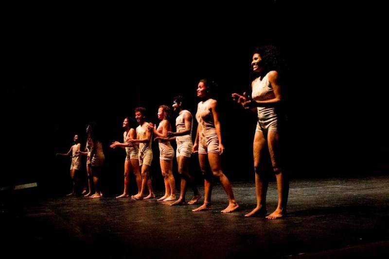 Artes visuais, artes cênicas, música e design são as quatro áreas contempladas pelo Edital de Produção e Difusão Artística/ Programa Seiva, da Fundação Cultural do Pará (FCP), que divulgou nesta quarta-feira (16), no Diário Oficial do Estado, a lista inicial dos premiados. O Programa Seiva foi desenvolvido pela FCP para oferecer um leque de instrumentos legais - editais, prêmios, leis de incentivo e linhas de financiamento - para fomentar pesquisa, prática e produção da arte e do ofício, em diferentes linguagens artísticas e socioculturais. O programa também abre e amplia canais de acesso, de fomento e de difusão da atividade cultural, permitindo organizar e racionalizar o atendimento de grande parte das demandas sociais no setor, comprometido com a diversidade cultural das diferentes regiões paraenses. Este é o quarto edital lançado pela instituição e premia 35 projetos inéditos. A interposição de recursos deve ser feita nos dias 17 e 18 de maio de 2018.
FOTO: ASCOM / FCP
DATA: 16.05.2018
BELÉM - PARÁ <div class='credito_fotos'>Foto: ASCOM FCP | <a href='/midias/2018/originais/e84b84ed-bc2b-422d-9e09-04eddffa4b30.jpg' download><i class='fa-solid fa-download'></i> Download</a></div>