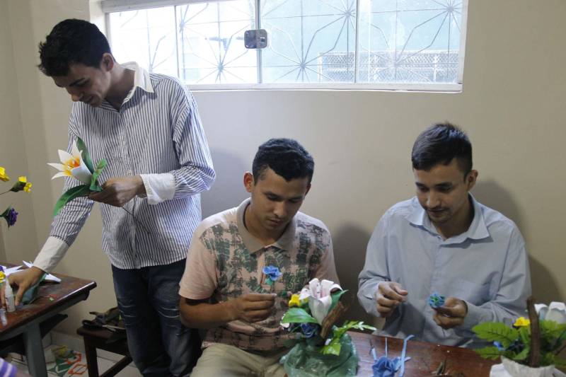 Uma turma formada por 22 internos do Centro de Recuperação Regional de Castanhal (CRRCA) finalizou nesta sexta-feira (29) um curso de arranjo de flores artificiais, oferecido pelo Serviço Nacional de Aprendizagem Rural (Senar), em parceria com a Superintendência do Sistema Penitenciário do Estado (Susipe). O curso faz parte do trabalho desenvolvido pelo setor de reinserção social, que tem como objetivo investir na qualificação profissional e geração de renda, beneficiando internos da unidade prisional. Os detentos aprenderam a confeccionar arranjos de flores utilizando materiais como EVA, tecido tipo voil, tinta spray, tinta para EVA, pincel, tiner, betume, cipó (para osn caules) e gesso para a sustentação dos arranjos nos vasos, além de muita criatividade.
FOTO: AKIRA ONUMA / ASCOM SUSIPE
DATA: 30.06.2018
CASTANHAL - PARÁ <div class='credito_fotos'>Foto: Akira Onuma / Ascom Susipe | <a href='/midias/2018/originais/e84c3ea3-f612-4ce4-a311-23f0d240a302.jpg' download><i class='fa-solid fa-download'></i> Download</a></div>