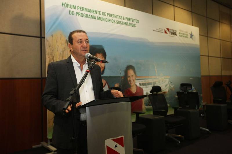 No segundo dia do Fórum Permanente de Prefeitos e Prefeitas dos Municípios Sustentáveis, no Hangar Convenções e Feiras da Amazônia, gestores compartilharam experiências sobre a “Captação de Recursos, Soluções e Parcerias - Governança compartilhada como pressuposto para a Gestão Eficiente”. Nesta quinta-feira (8), também foram assinadas ordens de serviços entre Governo do Estado e prefeituras para obras de infraestrutura e educação que totalizam um valor de mais de 50 milhões de reais. De serviços de pavimentação asfáltica a reforma e ampliação de escolas, os convênios e ordens de serviço totalizam R$52.946.186,86, recursos a serem repassados pelo Governo do Estado e pelo BID, Banco Interamericano de Desenvolvimento, com a contrapartida de alguns municípios. Na foto, o presidente da Alepa, deputado Márcio Miranda.
FOTO: SIDNEY OLIVEIRA / AG PARÁ
DATA: 08.02.2018
BELÉM - PARÁ
<div class='credito_fotos'>Foto: Sidney Oliveira/Ag. Pará | <a href='/midias/2018/originais/e84c59f6-f9f0-4b10-b1a3-dad701e9993b.jpg' download><i class='fa-solid fa-download'></i> Download</a></div>