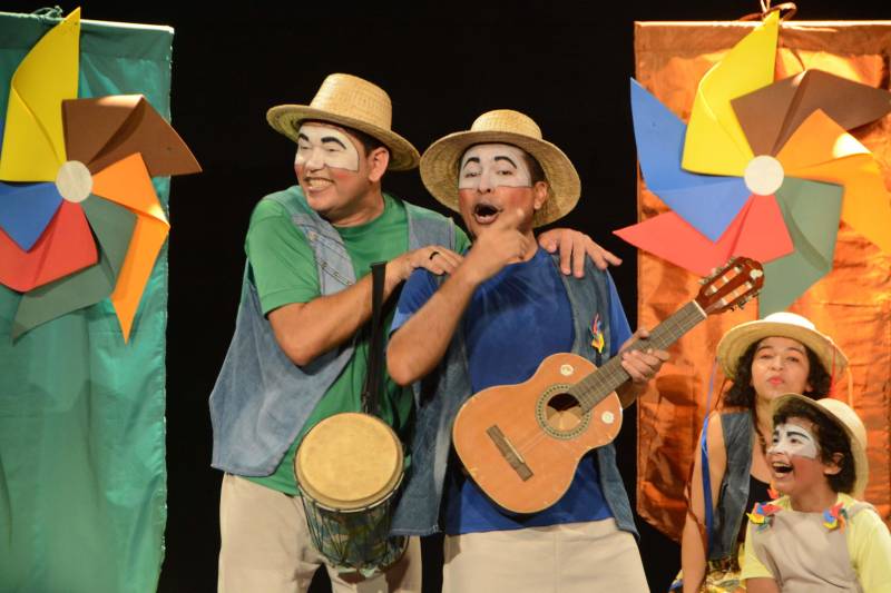 Mangal das Garças preparou uma programação especial para o domingo de páscoa, 01 de abril. O projeto teatrinho do Mangal terá a Cia Girândola de Contadores de Histórias em “Dona galinha e o ovo de páscoa” (foto). A programação é gratuita e será realizada às 10h30, no armazém do tempo, compreendido no Parque. A contação trará a temática pascalina de forma lúdica e divertida às crianças que estiverem no local. Com mais de 10 anos de carreira, Alci Santos, componente do Grupo Girândola afirma que “ somos um coletivo de práticas fascinantes, de incentivo à leitura e à manutenção de uma arte milenar, que envolve os atos de ouvir e contar histórias” disse.
FOTO: GERALDO RAMOS / ASCOM OS PARÁ 2000
DATA: 29.03.2018
BELÉM - PARÁ <div class='credito_fotos'>Foto: Geraldo Ramos/ OS Pará 2000 | <a href='/midias/2018/originais/e84c8b2b-2d0a-4852-ad02-712ccbc8d234.jpg' download><i class='fa-solid fa-download'></i> Download</a></div>