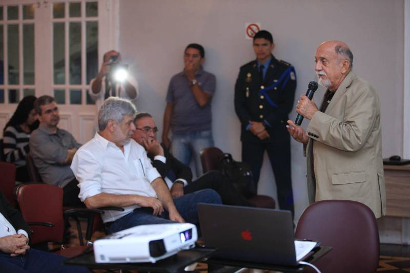O Secretário de Estado de Transportes, Kleber Menezes, apresentou na tarde desta sexta-feira (4), no Palácio do Governo, o aplicativo "Caminhos do Pará", desenvolvido pela Secretaria de Transportes, jutamente com o novo Portal Digital da Setran, integrado ao app, além de lançar o Mapa Viário do Pará 2018, totalmente atualizado. O evento contou com a presença do governador Simão Jatene e convidados. O aplicativo Caminhos do Pará, disponível gratuitamente para os sistemas IOS e Android, encontra-se completamente integrado ao site institucional da Setran, exibindo as notícias publicadas, além de dispor aos cidadãos o Sistema Viário Estadual completo, com todas as rodovias e pontes e suas respectivas quilometragens, portos e aeródromos, e os Mapas das diversas regiões do Pará, além de possibilitar ao usuário a indicação de acidentes, interdições e situações de perigo, por meio de GPS, para que a denúncia chegue à Secretaria praticamente em tempo real.
FOTO: MÁCIO FERREIRA / AG. PARÁ
DATA: 04.05.2018
BELÉM - PARÁ <div class='credito_fotos'>Foto: MÁCIO FERREIRA/ AG. PARÁ | <a href='/midias/2018/originais/e850b059-0ec9-42cd-a262-c85a63101764.jpg' download><i class='fa-solid fa-download'></i> Download</a></div>