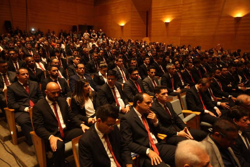 O Pará vai voltar a ter um delegado de polícia para cada município. A posse de 149 novos delegados da Polícia Civil, que aconteceu nesta segunda-feira (26) no Teatro Maria Sylvia Nunes, na Estação das Docas, vai garantir, com sobras, a cobertura completa dos 144 municípios do estado. Aprovados em concurso público, os novos delegados concluíram o curso de Formação da Polícia Civil do Pará no dia 15 deste mês. O curso foi o primeiro do Brasil a incluir sete disciplinas inéditas: Oratória, Atuação Policial frente aos Grupos Vulneráveis, Relacionamento com a Imprensa e Mídias Sociais, Abordagem Psicopatológica do Crime e da Violência, Investigação Financeira no Enfrentamento ao Crime de Lavagem de dinheiro, Noções Básicas de Enfrentamento às Fraudes Veiculares e Linguagem Brasileira de Sinais. O concurso aprovou ainda 300 investigadores, 180 escrivães e 20 papiloscopistas. Os novos policiais civis passaram por quatro meses de formação técnica e profissional na Acadepol. Com a nomeação, o próximo passo será a lotação dos novos servidores públicos nas unidades de Polícia Civil do estado, quando eles saberão em qual região do Pará trabalharão inicialmente.
FOTO: SYDNEY OLIVEIRA / AG. PARÁ
DATA: 26.02.2018
BELÉM - PARÁ <div class='credito_fotos'>Foto: Sidney Oliveira/Ag. Pará | <a href='/midias/2018/originais/e8531337-4314-45ce-a534-395aaa09c8ec.jpg' download><i class='fa-solid fa-download'></i> Download</a></div>