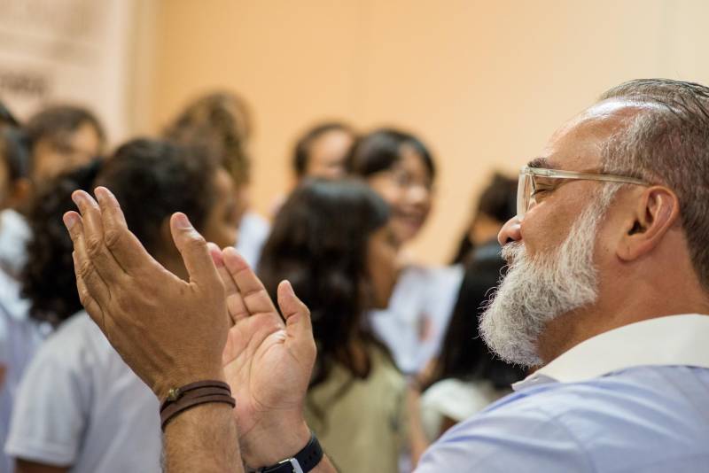 “A cultura tem o poder de emocionar”. A frase dita pela professora Ruth Valin marcou o tom do Sarau Literário na manhã desta sexta-feira, 8, no Preventório Santa Terezinha, no bairro do Marco, em Belém, que contou com a presença do escritor paraense Daniel Leite (com barba), homenageado pelas crianças atendidas pela instituição e os alunos da Escola Estadual Santa Terezinha, que funciona no mesmo prédio. Elas cantaram músicas infantis e recitaram trechos das obras “A história das crianças que plantaram um rio” e “A menina árvore”, de Daniel Leite, além de apresentar uma dramatização sobre a primeira obra. Muito concentrados e com a leitura bem ensaiada, os pequeninos emocionaram a todos, principalmente o escritor convidado para o sarau. Segundo a professora Odinéia Bastos, que orientou os alunos na leitura do livro “A história das crianças que plantaram um rio”, elas soltaram a imaginação durante a leitura da obra, e dessa viagem saíram desenhos, pinturas, colagens e poemas, que enfeitaram o auditório e os corredores da instituição, encantando a todos os presentes.
FOTO: FERNANDO SETTE CÂMARA / ASCOM IOE
DATA: 08.06.2018
BELÉM - PARÁ <div class='credito_fotos'>Foto: FERNANDO SETTE CÂMARA / ASCOM IOE | <a href='/midias/2018/originais/e85aa2f9-b38b-4eef-ba63-724fba150bbe.jpg' download><i class='fa-solid fa-download'></i> Download</a></div>