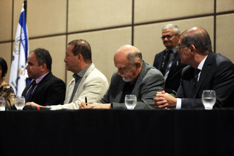 O Governo do Pará segue firme na política de prevenção e redução da criminalidade em todo o estado, com investimentos e o reforço de novos agentes que atuarão na segurança pública. Na tarde desta quinta-feira (22), os 474 aprovados em concurso público tomaram posse e receberam os equipamentos de trabalho. A cerimônia ocorreu no Hangar Convenções e Feiras da Amazônia, em Belém, e contou com a presença do governador Simão Jatene, entre outras autoridades.

FOTO: RODOLFO OLIVEIRA / AG. PARÁ
DATA: 22.03.2018
BELÉM - PARÁ <div class='credito_fotos'>Foto: Rodolfo Oliveira/Ag. Pará   |   <a href='/midias/2018/originais/e8619f9c-beaa-4d37-956b-2818e42cd5cf.jpg' download><i class='fa-solid fa-download'></i> Download</a></div>