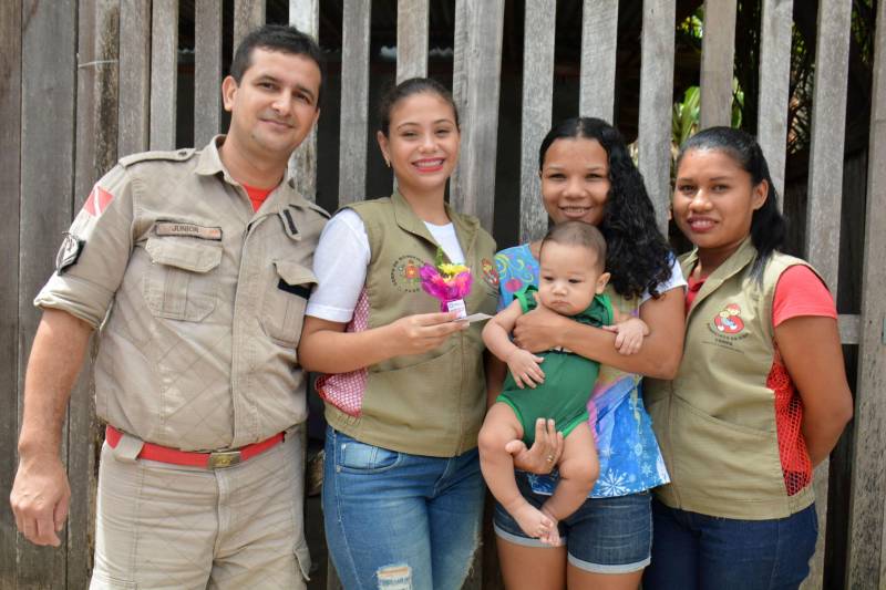 Equipe do Programa Bombeiros da Vida entregou, na manhã desta segunda-feira, 6, várias lembranças às doadoras do Banco de Leite Humano da Fundação Santa Casa do Pará durante a coleta das doações nas residências das colaboradoras, com o objetivo de reconhecer a contribuição, e de homenageá-las pelo Dia Internacional da Mulher, comemorado nesta quarta-feira, 8 de março.

FOTO: SARGENTO CARLOS / ASCOM CBMPA
DATA: 06.03.2017
BELÉM - PARÁ <div class='credito_fotos'>Foto: Sargento Carlos / CBMPA   |   <a href='/midias/2018/originais/e865eb7b-058c-47ee-98da-7dd412411a02.jpg' download><i class='fa-solid fa-download'></i> Download</a></div>