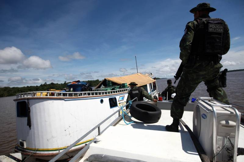 Lancha da Companhia de Policiamento Fluvial em plena baia do Guajará, próximo a capital Belém. Este é um procedimento de rotina do Grupamento Fluvial que realiza o policiamento ostensivo nos rios do Estado e atende comunidades ribeirinhas através de projetos sociais. Já o marítimo Alex Moraes, 38 anos, proprietário da embarcação “Tucano do Marajó” (foto) que transporta açaí entre o interior do amazonas, Amapá e Ponta de Pedras, este último no Marajó, diz que tem medo pois tem que transportar valores para sua compras
FOTO: MARCELO LELIS / AG. PARÁ
DATA: 27.04.2018
BELÉM - PARÁ <div class='credito_fotos'>Foto: Marcelo Lelis / Ag. Pará | <a href='/midias/2018/originais/e8750c0d-2c38-4f92-ad13-3d623434d249.jpg' download><i class='fa-solid fa-download'></i> Download</a></div>