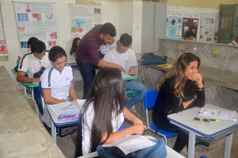 A paralisação deflagrada na manhã desta quarta-feira (2) pelo Sindicato dos Professores em Educação Pública não impediu que quase 98% das escolas estaduais funcionassem normalmente em todo o Estado, conforme levantamento parcial feito pela Secretaria de Educação (Seduc). De 869 escolas no interior e 348 localizadas na Região Metropolitana de Belém, apenas cerca de 2% suspenderam as aulas, apontam os números parciais. Das escolas sob jurisdição das 18 Unidades Seduc na Escola (Uses), 239 funcionaram normalmente pela manhã. Apenas 25 paralisaram parcialmente e 17 suspenderam as aulas. No interior, 580 suspenderam suas atividades parcialmente, e sete não funcionaram. Na foto, funcionamento na escola Ulisses Guimarães.
FOTO: ELISEU DIAS / ASCOM SEDUC
DATA: 02.05.2018
BELÉM - PARÁ <div class='credito_fotos'>Foto: Eliseu Dias / Ascom Seduc | <a href='/midias/2018/originais/e87dc267-c042-4254-8355-ba14266b2f3f.jpg' download><i class='fa-solid fa-download'></i> Download</a></div>