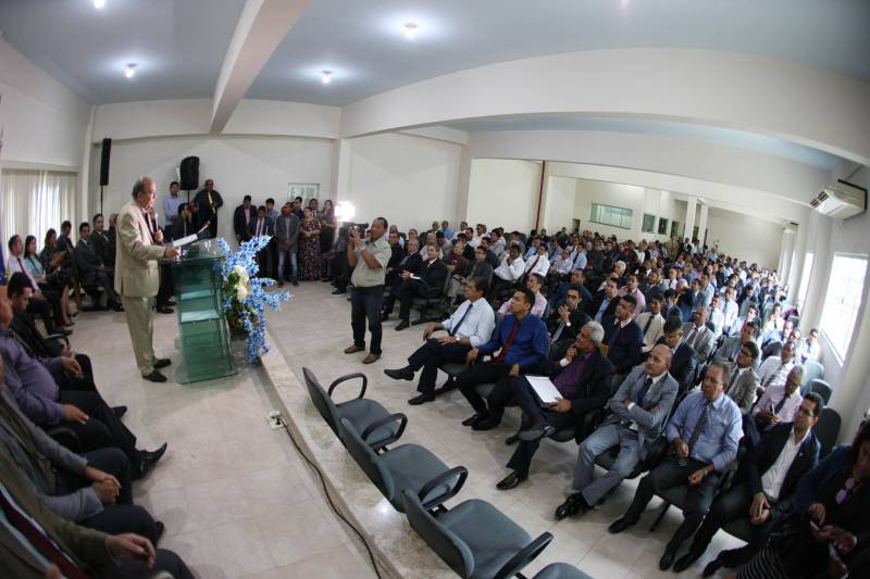 O governador Simão Jatene participou da reunião de lideranças da Assembleia de Deus, no Pará. A presença dele atendeu a um convite feito pela Convenção Interestadual de Ministros e Igrejas Evangélicas Assembleias de Deus no Estado do Pará (Comieadepa). Acompanhado do presidente da Assembleia Legislativa do Estado do Pará (Alepa), Márcio Miranda e do deputado estadual, Olival Marques. Na foto, o presidente da Comieadepa, pastor Gilberto Marques.
FOTO: ANTONIO SILVA / AG. PARÁ
DATA: 28.03.2018
BELÉM - PARÁ <div class='credito_fotos'>Foto: Antônio Silva/Ag. Pará | <a href='/midias/2018/originais/e87e7676-a3f0-40e7-970f-1a58b145ad35.jpg' download><i class='fa-solid fa-download'></i> Download</a></div>
