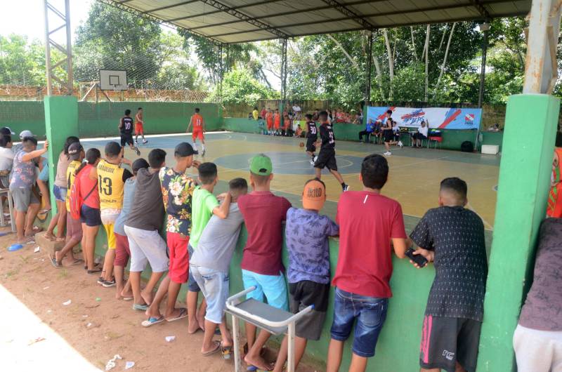 A etapa regional dos Jogos Estudantis Paraenses (Jeps), realizada de 16 a 19 de maio, no município de Igarapé-Açu, no nordeste do Estado, selecionou os times que vão disputar a etapa estadual, em junho, em Belém. Depois dos quatro dias de disputas, Castanhal foi apontada como a delegação que levará para a próxima etapa o maior número de times.
FOTO: RAI PONTES / ASCOM SEDUC
DATA: 20.05.2018
IGARAPÉ-AÇU - PARÁ <div class='credito_fotos'>Foto: Rai Pontes/Ascom Seduc | <a href='/midias/2018/originais/e8805420-cb2f-4649-bd47-c3c2e4e78dd0.jpg' download><i class='fa-solid fa-download'></i> Download</a></div>