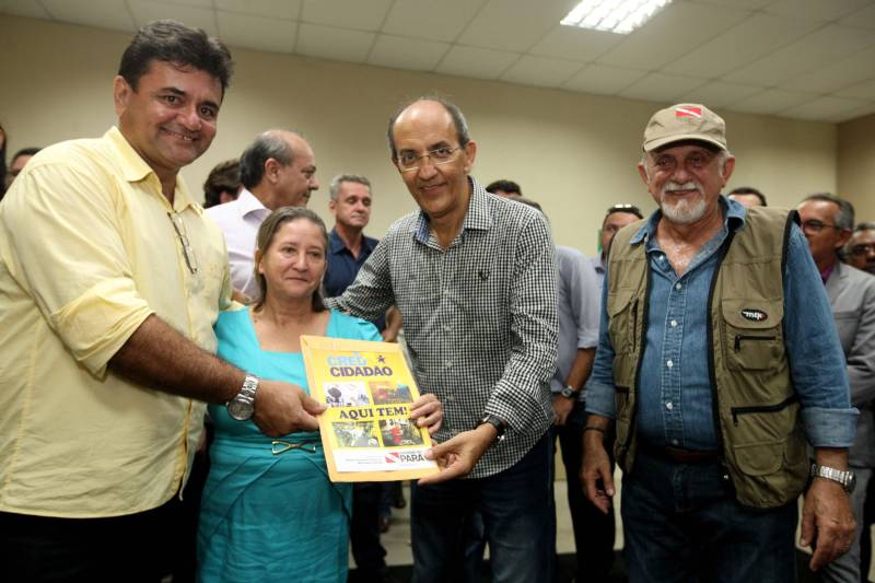 O Governador do Estado, Simão Jatene, também entregou para a região mais de 90 viaturas (foto) , 65 caminhonetes e 27 carros utilitários (pálios weekend), com destaque para duas da patrulha rural e uma para ronda escolar específica para Marabá. O Secretário de Estado de Segurança Pública, Luiz Fernandes, ressaltou que os veículos vão substituir a frota nas regiões sul e sudeste. “Surgiu uma demanda do policiamento rural, e já uma semana depois, por determinação do governador, já trouxemos as viaturas e já temos o policiamento disponível para fazer esse patrulhamento, que vai iniciar na região sudeste, mas se estenderá para a região sul e nordeste do estado. Hoje estamos substituindo toda a frota de veículos da região sul e sudeste, além disso o governador determinou onde tiver policiamento vai ter uma viatura, e já foi apresentado para a região os novos policiais que tomaram posse, nós não temos mais nenhum município sem delegado”, pontuou. Outras conquistas citada pelo Secretário da SEGUP foi o aumento do Núcleo de Apoio à Investigação e a criação de um conselho regional para acompanhar as ações de segurança pública.
FOTO: SIDNEY OLIVEIRA / AG. PARÁ
DATA: 06.04.2018
MARABÁ - PARÁ <div class='credito_fotos'>Foto: Sidney Oliveira/Ag. Pará | <a href='/midias/2018/originais/e885aa73-070b-4caa-9e28-57688025cbe5.jpg' download><i class='fa-solid fa-download'></i> Download</a></div>