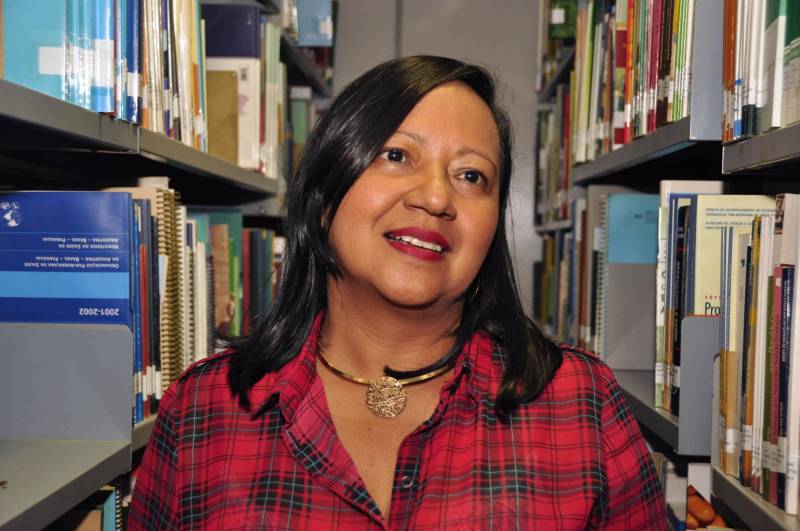 Especializada em pesquisa e informação na área de saúde pública, ciências médicas e áreas afins, a biblioteca Orlando Rodrigues da Costa, mantida pela Secretaria de Estado de Saúde Pública (Sespa), acaba de celebrar 40 anos de serviços prestados a profissionais, conselheiros, pesquisadores, estudantes e trabalhadores do Sistema Único de Saúde (SUS). Os serviços da biblioteca são focados na disponibilização e disseminação das produções técnico-científicas na área da Saúde Pública do Pará em articulação com a Rede de Bibliotecas da Área da Saúde e com as Instituições de Ensino e Pesquisa, com o advento do Centro de Documentação e Informação da Sespa, tornando acessível a produção científica relacionada, por exemplo, aos Programas Pró e Pet-Saúde, Provab, Mais Médicos, Residências Profissionais e Multiprofissionais. Na foto, a diretora do espaço, Raquel dos Santos.
FOTO: JOSÉ PANTOJA / ASCOM SESPA
DATA: 15.06.2018
BELÉM - PARÁ <div class='credito_fotos'>Foto: José Pantoja / Ascom Sespa | <a href='/midias/2018/originais/e88f7d6b-a4af-4d01-9f7c-60b72b682c1c.jpg' download><i class='fa-solid fa-download'></i> Download</a></div>