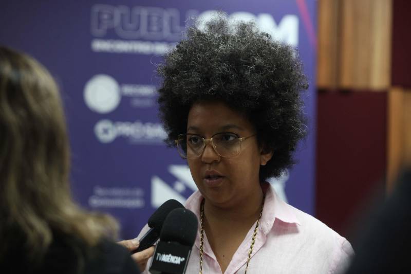 A desconstrução de estereótipos de raça na comunicação e a construção de marcas no Instagram foram os temas das duas palestras desta tarde de terça-feira (12) no “Publicom Belém 2018. O público formado por assessores de comunicação do Governo, profissionais de comunicação, professores e estudantes da área prestigiaram o segundo e último dia do evento que acontece no Teatro do Sesi, em Belém. A palestra “Desconstruindo estereótipos de raça na comunicação”, foi ministrada pelas comunicólogas Helaine Martins e Joana Mendes (foto), da Idánimo Consultoria, agência especializada em comunicação com e sobre os públicos negro, feminino e LGBT.

FOTO: RODOLFO OLIVEIRA / AG. PARÁ
DATA: 12.06.2018
BELÉM - PARÁ <div class='credito_fotos'>Foto: Rodolfo Oliveira/Ag. Pará   |   <a href='/midias/2018/originais/e8993639-34d2-4626-948c-8c8f0b4105d7.jpg' download><i class='fa-solid fa-download'></i> Download</a></div>