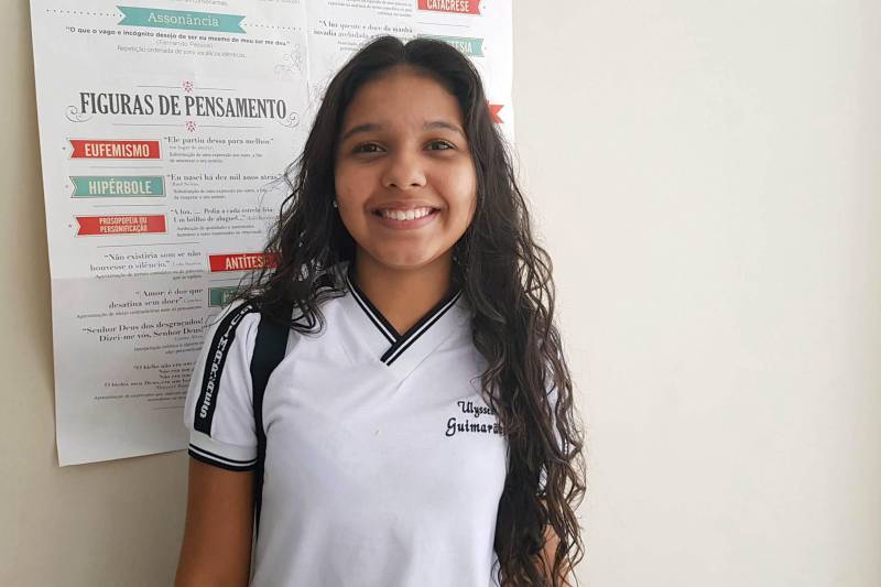 Que tal assistir uma aula sobre a tabela periódica de elementos químicos em que se pode conferir virtualmente a presença deles em objetos e situações do dia a dia? Aliar o uso da tecnologia no processo de aprendizado tornou-se realidade para 42 estudantes do 1º ano do Ensino Médio/Tempo Integral da Escola Estadual Dr. Ulysses Guimarães, no centro de Belém, nesta sexta-feira (23) com a implantação pela Secretaria de Estado de Educação (Seduc) do programa Sedutec. A aula de química inaugurou, na rede estadual de ensino, o Sedutec - programa de aplicação das ferramentas e serviços da plataforma digital Google for Education. Na foto, a aluna Gesiele Farias.
FOTO: ELISEU DIAS / ASCOM SEDUC
DATA: 24.03.2018
BELÉM - PARÁ <div class='credito_fotos'>Foto: Eliseu Dias / Ascom Seduc | <a href='/midias/2018/originais/e89d0149-f026-4d0e-be7e-0cf40ce22999.jpg' download><i class='fa-solid fa-download'></i> Download</a></div>