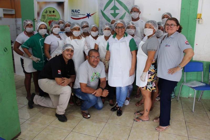 A pizza de talos e o bolo de banana fizeram parte do cardápio do último dia do curso de alimentação alternativa e reaproveitamento de alimentos (foto), nessa sexta-feira (27), no Bairro Curió-Utinga, em Belém. O curso faz parte do Projeto Cozinha Sustentável e foi realizado no Centro Comunitário da Passagem Cruzeiro Unidos com o Pantanal, por meio de parceria entre o Núcleo de Articulação e Cidadania (NAC) e a Empresa de Assistência Técnica e Extensão Rural do Estado do Pará (Emater). O objetivo da capacitação é oportunizar a inclusão socioprodutiva para pessoas em situação de vulnerabilidade social, com a produção de alimentos, contribuindo para a gestão autônoma de geração de renda em ações que priorizam o empreendedorismo individual para o desenvolvimento da economia local.
FOTO: RUAN MORAES / ASCOM NAC
DATA: 27.04.2018
BELÉM - PARÁ <div class='credito_fotos'>Foto: Ascom NAC | <a href='/midias/2018/originais/e89d91ab-5ade-454a-80e0-8cb0c477afd1.jpg' download><i class='fa-solid fa-download'></i> Download</a></div>