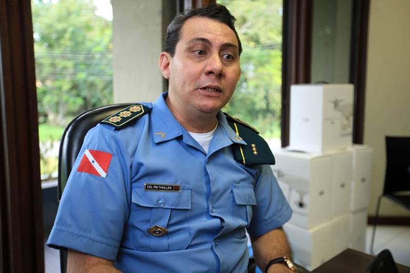 A Polícia Militar do Pará (PMPA) está substituindo 400 policiais da ativa que estão em trabalho interno e administrativo por policiais da reserva. Na foto, o coronel Tales Belo, diretor do Departamento Pessoal da Polícia Militar do Pará.
FOTO: SIDNEY OLIVEIRA / AG. PARÁ
DATA: 16.05.2018
BELÉM - PARÁ <div class='credito_fotos'>Foto: Mácio Ferreira | <a href='/midias/2018/originais/e89f5113-8138-4cdd-a165-797d13102c88.jpg' download><i class='fa-solid fa-download'></i> Download</a></div>