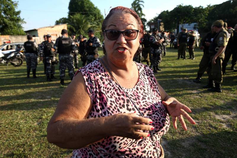 Mais de 150 agentes de segurança pública realizaram a megaoperação Arcanjo, em Belém, na quinta-feira (8), sob a coordenação geral do Comando de Policiamento da Capital (CPC I) da Polícia Militar. Nesta edição, as ações foram concentradas nos bairros do Tapanã, Bengui e Pratinha, localizados na área do 24º Batalhão da PM. Para a presidente do Conselho de Segurança Comunitário do Tapanã (Conseg II), Aracélia Cavalcante (foto), a operação Arcanjo aproxima a polícia da comunidade, contribuindo para a interação com as autoridades da área de segurança pública, principalmente no bairro do Tapanã, que possui mais de 70 mil habitantes.
FOTO: CARLOS SODRÉ / AG. PARÁ
DATA: 08.11.2018
BELÉM - PARÁ <div class='credito_fotos'>Foto: CARLOS SODRÉ / AG. PARÁ | <a href='/midias/2018/originais/e8a16449-0e9e-4858-975f-9f4db518cdfe.jpg' download><i class='fa-solid fa-download'></i> Download</a></div>