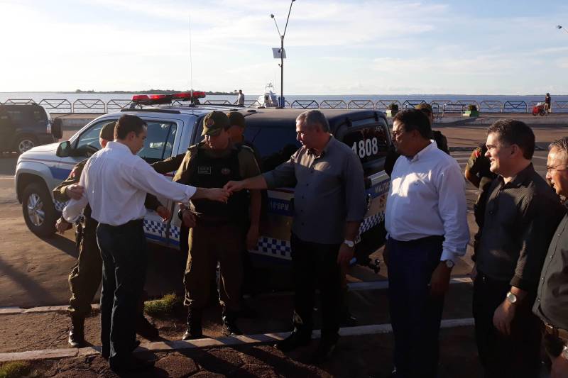 E no final da tarde de quarta-feira (20), unidades da Polícia Militar dos municípios de Santarém, Monte Alegre, Alenquer e Almeirim receberam novas viaturas para reforçar as ações de combate à criminalidade. As cinco novas viaturas se juntam a outras 22 entregues no mês de abril, por ocasião da programação em comemoração aos 200 anos da Polícia Militar no estado.
FOTO: SAMUEL ALVARENGA / ASCOM CRGBA
DATA: 20.06.2018
SANTARÉM - PARÁ <div class='credito_fotos'>Foto: SAMUEL ALVARENGA / ASCOM CRGBA | <a href='/midias/2018/originais/e8a92629-b9b2-40fd-84d3-a758d9a1430b.jpg' download><i class='fa-solid fa-download'></i> Download</a></div>
