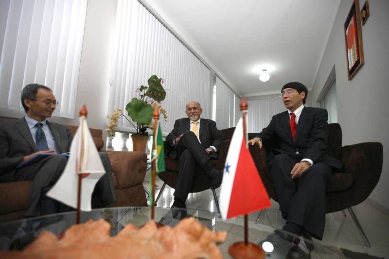 As relações comerciais e culturais entre o Pará e o Japão, além da possibilidade de novos investimentos em áreas estratégicas como infraestrutura viária, saúde e educação estiveram em pauta durante encontro entre o novo Embaixador do Japão no Brasil, Akira Yamada, e o governador Simão Jatene. A reunião ocorreu na tarde desta segunda-feira (28), no Palácio do Governo, em Belém. O representante do governo japonês e comitiva vieram ao Estado para uma série de visitas aos empreendimentos e comunidades Nikkeis em função dos 110 anos da Imigração Japonesa no Brasil. “Viemos agradecer a parceria e a relação do Pará com toda a comunidade japonesa que aqui reside. São pessoas que contribuíram e que continuam trabalhando para o desenvolvimento do Estado”, afirmou o embaixador Akira Yamada.
FOTO: ANTÔNIO SILVA / AG. PARÁ
DATA: 28.05.2018
BELÉM - PARÁ <div class='credito_fotos'>Foto: Antônio Silva/Ag. Pará | <a href='/midias/2018/originais/e8aa7774-2595-4bf8-a9f9-cfffde6b8f6c.jpg' download><i class='fa-solid fa-download'></i> Download</a></div>