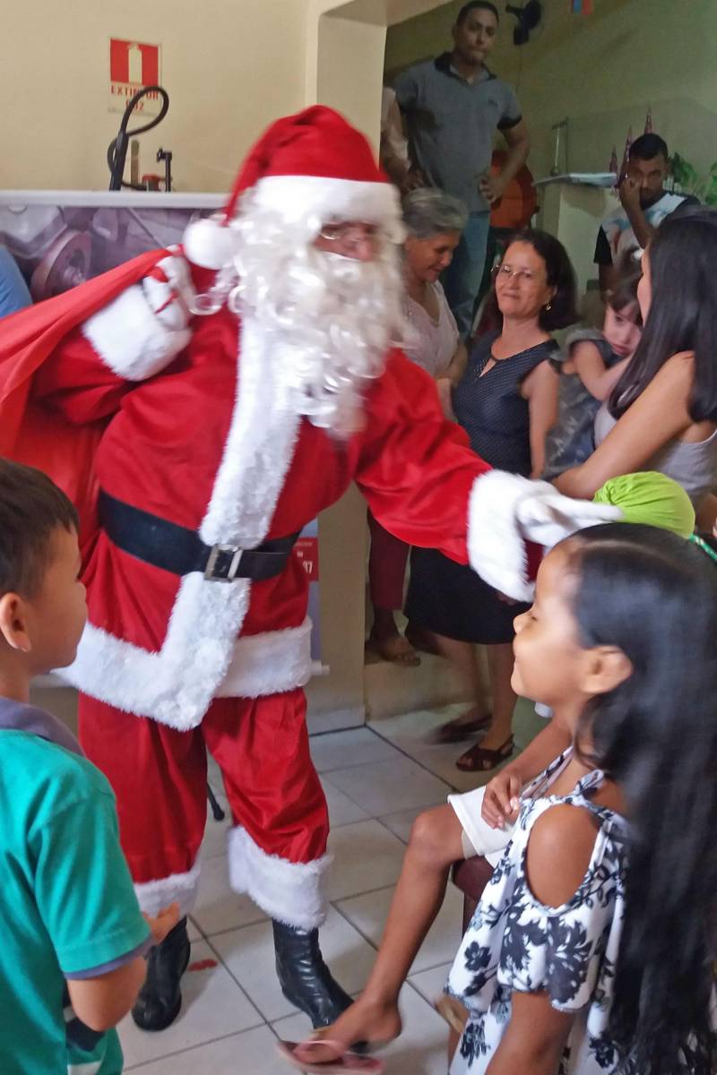 Uma releitura feita por professores e alunos atendidos pelo Espaço Acolher (foto), da Santa Casa de Misericórdia, tendo como foco o livro “As Casas”, editado pela Imprensa Oficial do Estado (IOE), encerrou nesta segunda-feira, 17, as atividades escolares das crianças vítimas de escalpelamento atendidas no espaço. A obra, de autoria do escritor e designer Maciste Costa, resultou em um projeto didático criado para trabalhar disciplinas como língua Portuguesa, matemática e toda parte de humanas, segundo informou Júlia Saldanha, professora da classe hospitalar, programa da Secretaria de Estado de Educação (Seduc), que visa dar continuidade às atividades letivas dos alunos vítimas de escalpe.

FOTO: ASCOM / IOE
DATA: 17.12.2018
BELÉM - PARÁ <div class='credito_fotos'>Foto: ASCOM IOE   |   <a href='/midias/2018/originais/e8ad99cc-40eb-4d1c-8ce9-8f71b22bbada.jpg' download><i class='fa-solid fa-download'></i> Download</a></div>