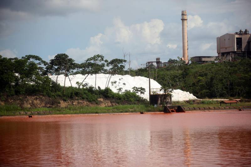 Por conta do não cumprimento do prazo de 48 horas dado pelo Governo do Estado para que a Hydro (foto) reduzisse os níveis das bacias de resíduos ao nível de pelo menos um metro, a Secretaria de Meio Ambiente e Sustentabilidade (Semas) notifica a empresa, na manhã desta terça-feira (27), com a determinação de que reduza a produção da refinaria em 50%. A Semas também triplicará a multa definida anteriormente, cumprindo a legislação ambiental em vigor, chegando a cerca de R$ 1 milhão por dia de descumprimento (300 mil Unidades de Padrão Fiscal). A empresa informou formalmente que reduziu os índices, mas não integralmente no total determinado de um metro. A determinação de redução emitida pela Semas reforça ainda que devem ser mantidos e ampliados os esforços para tratamento dos efluentes e de redução dos níveis das bacias. As equipes da Semas permanecem em campo 24 horas, trabalhando em conjunto com a Defesa Civil e outros órgãos, monitorando a situação.
FOTO: IGOR BRANDÃO / AG. PARÁ
DATA: 24.02.2018
BARCARENA - PARÁ <div class='credito_fotos'>Foto: IGOR BRANDÃO / AG. PARÁ | <a href='/midias/2018/originais/e8b49b3a-6b5c-4ab0-bfc0-3da49b67bba3.jpg' download><i class='fa-solid fa-download'></i> Download</a></div>