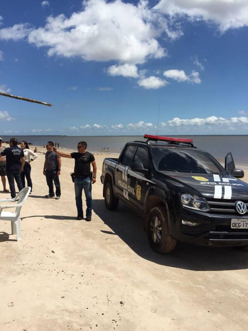 Como parte da Operação Verão, equipes da Polícia Civil realizaram, neste domingo (08), fiscalizações de bares (foto) e estabelecimentos comerciais, no distrito de Vila do Conde e na área da Praia de Caripi, no município de Barcarena, nordeste paraense. Ao todo, 43 estabelecimentos foram fiscalizados nas duas regiões, durante a ação policial supervisionada pela Superintendência Regional do Baixo Tocantins. Seis deles tiveram as atividades encerradas por conta de irregularidades na licença de funcionamento. A ação policial foi deflagrada ao longo do dia, sob coordenação do delegado Nicholas Barbosa, titular da Delegacia de Vila dos Cabanos, unidade policia que atende a Vila do Conde, e delegada Luíza Gomes, de Abaetetuba, enviada para reforçar o policiamento em Barcarena.
FOTO: ASCOM / POLÍCIA CIVIL
DATA: 08.07.2018
BARCARENA - PARÁ <div class='credito_fotos'>Foto: Ascom / Polícia Civil | <a href='/midias/2018/originais/e8bf3c69-3551-4db9-be1e-f5655fa17179.jpg' download><i class='fa-solid fa-download'></i> Download</a></div>